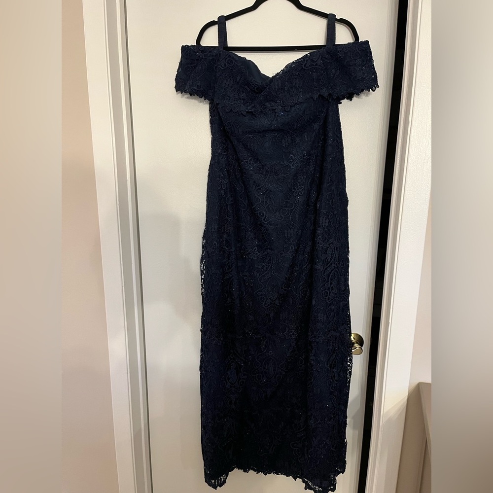 Navy lace gown Montage by Mon Cheri. Size 20 fits like size 16.